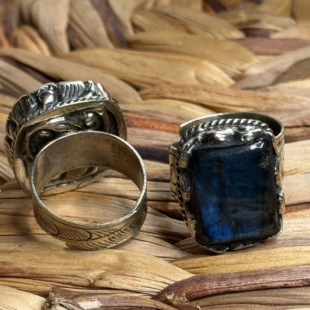 Labradorite adjustable ring or scarf slide. Handcarved. Cowgirl
Core style - Picture 7 of 14